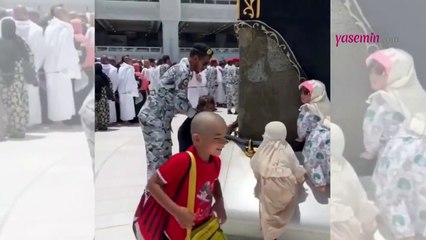 Mescid-i Haram muhafızı yardıma yetişti! Minik hacı adayları Kabe'ye el sürmeye çalışırken...