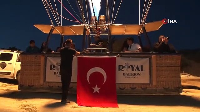 Des montgolfières ont survolé la Cappadoce pour le 30 août, Jour de la Victoire