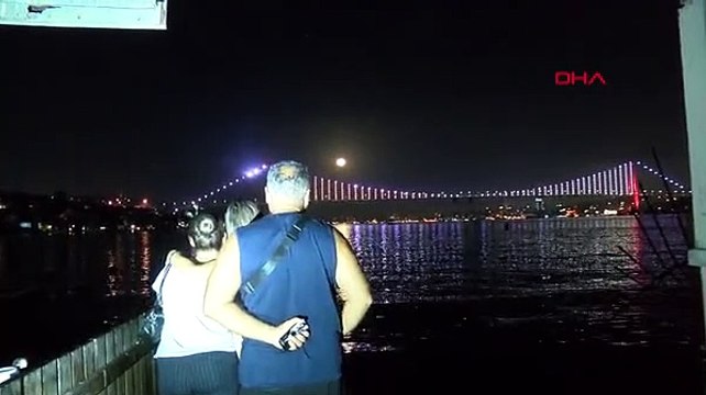 İstanbul’da ‘Mavi Ay’ görsel şölen oluşturdu