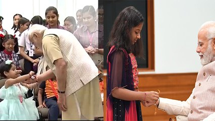 Скачать видео: Raksha Bandhan 2023 : PM Modi School Girls के साथ Raksha Bandhan Celebration Video Viral | Boldsky