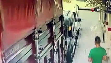Yürürken fark ettiği telefonu kaşla göz arasında böyle çaldı