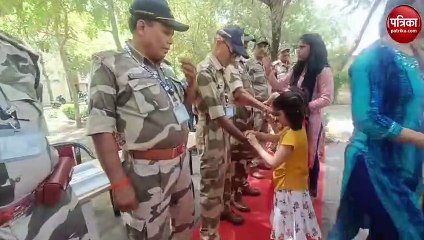 नन्ही बहनों ने सजाई फौजी भाइयों की कलाई, बांधे रक्षासूत्र...मिला आशीर्वाद