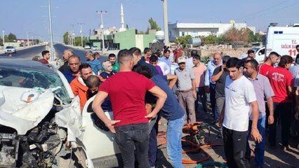 Kamyonet ciple çarpıştı, ortalık savaş alanına döndü