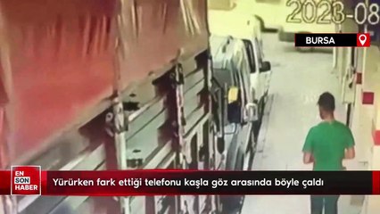Yürürken fark ettiği telefonu kaşla göz arasında böyle çaldı