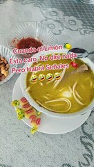"No me va a tragar la pobreza": Joven sorprende al usar caramelos de limón en su caldo de gallina