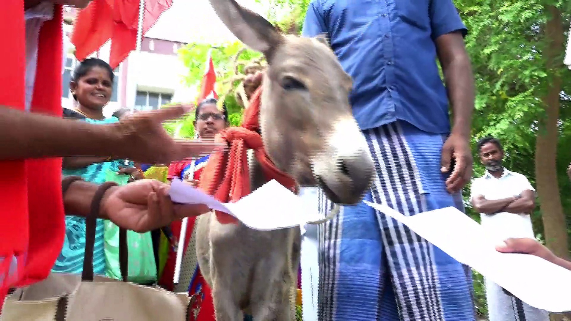 இலவச பட்டா வழங்கக்கோரி கழுதையிடம் மனு கொடுத்த 46 பேர் கைது; கோவில்பட்டியில் பரபரப்பு