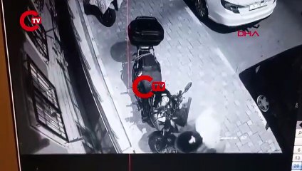 ÇEKMEKÖY'DE SANİYELER İÇERİSİNDE MOTOSİKLET HIRSIZLIĞI KAMERADA
