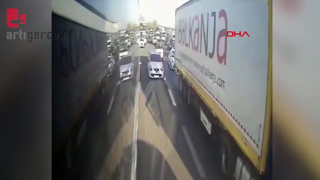 Yol verme tartışmasında otobüsün önünü kesti