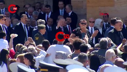 Anıtkabir’de “geleneği” bozmadılar! Erdoğan’a “Reis” sloganları atıldı