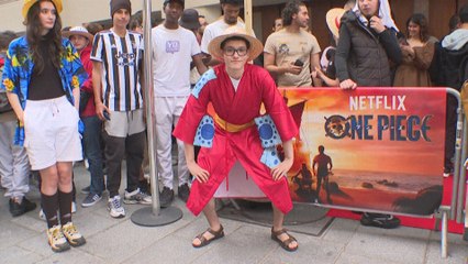 Des fans parisiens de "One Piece" découvrent la nouvelle adaptation de Netflix