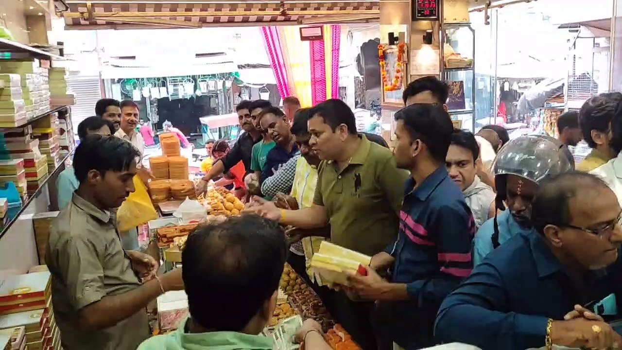 Rakhi Festival: बहनों ने बांधी रंगबिरंगी राखी, सजी भाइयों की कलाई