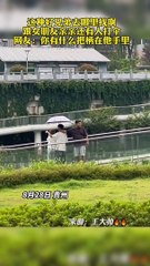 男子親吻女朋友，朋友在旁邊打傘。Man kisses his girlfriend ，while his friend holds an umbrella.