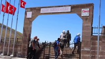 EN RAISON DU JOUR DE LA VICTOIRE, ILS MARCHENT POUR LES MARTYRS DANS LES MONTAGNES D'ALLAHUEKBER