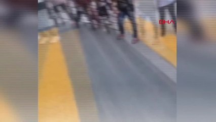 BATMAN'DA BAŞI DÖNER KAPIYA SIKIŞAN YAVRU KÖPEĞİ İTFAİYE KURTARDI