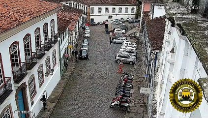 Carro desgovernado atinge kombi em Ouro Preto