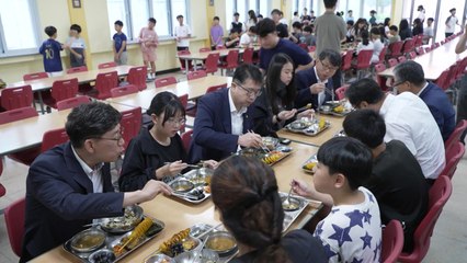 수산물 급식 먹은 교육 차관 "안전한 식재료만 제공" / YTN