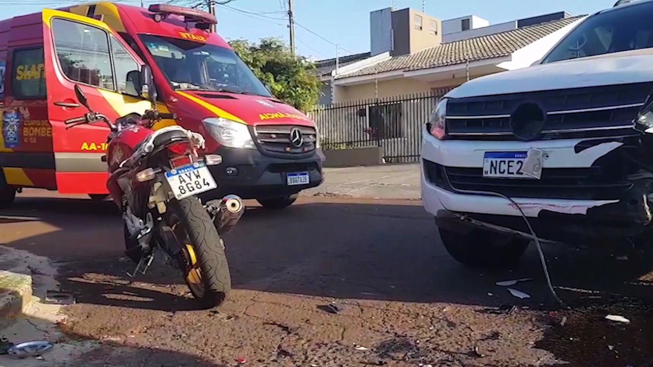 Jovem fica ferido ao bater moto contra Amarok no Pioneiros Catarinenses