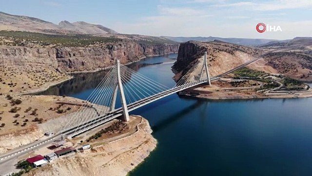 Depremin yıkamadığı köprüden yüzbinlerce araç geçti
