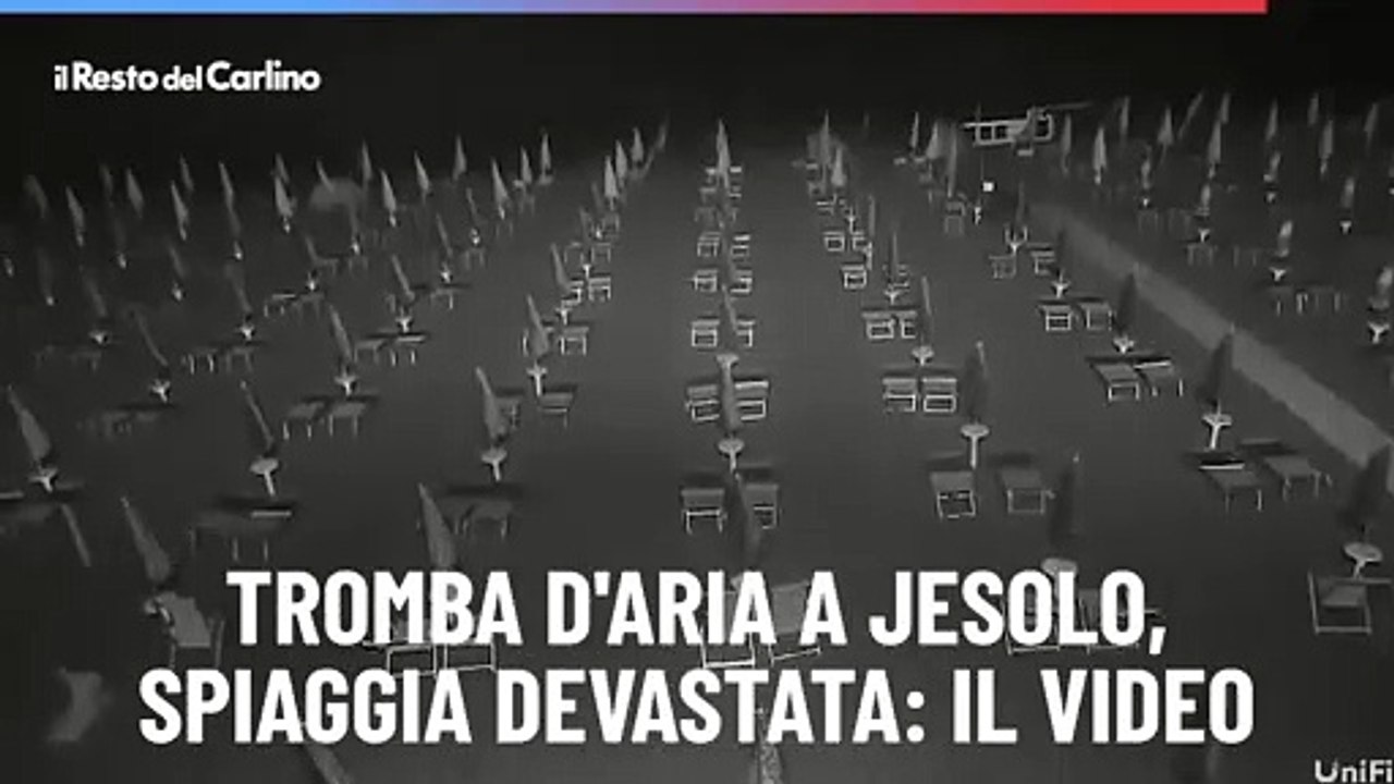 Tromba d'aria a Jesolo, spiaggia devastata: il video