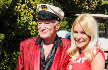 Hugh Hefner, dono da Playboy, ficou surdo por abusar do Viagra, alega viúva