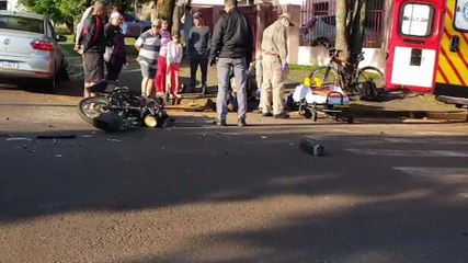 Carro e moto se envolvem em colisão na esquina das Ruas Leblon e México, no Periolo