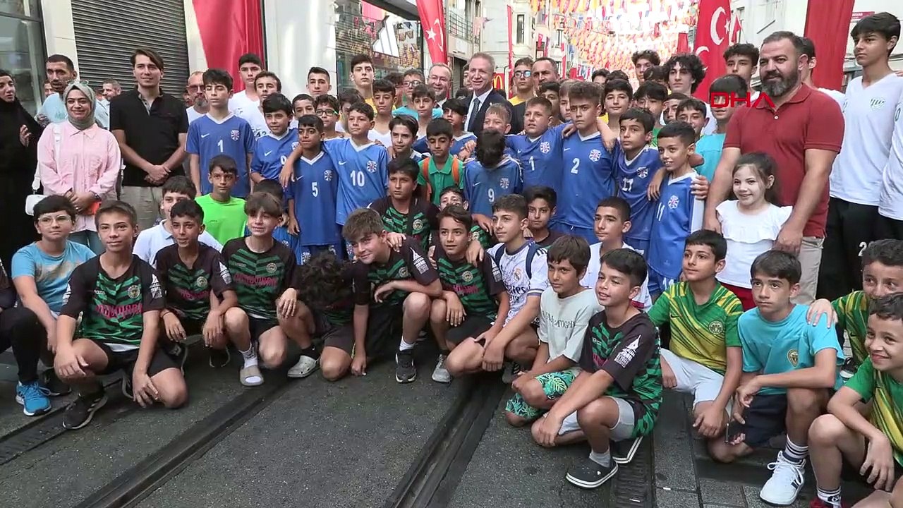 ISTANBUL-30 AOÛT CÉLÉBRE LE JOUR DE LA VICTOIRE AVEC LA « MARCHE DE L'INDÉPENDANCE »