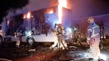 Los Bomberos sofocan el incendio de un camión cargado de paja en el Centro Ecuestre Miraflores