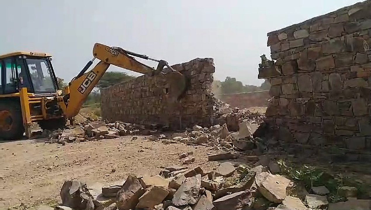 कॉलोनी की सड़क सीमा से हटाए अतिक्रमण
