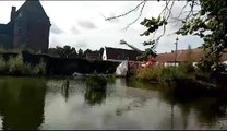 Mouscron : les pompiers ont retiré la tonnelle des douves du château