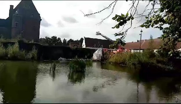 Mouscron : les pompiers ont retiré la tonnelle des douves du château
