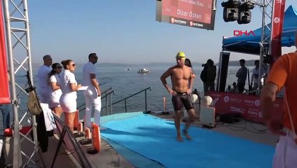 ÇANAKKALE-30 AĞUSTOS ZAFER BAYRAMI'NDA ÇANAKKALE BOĞAZI'NDA YÜZME YARIŞMASI