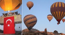 Kapadokya’da balonlar, Türk bayraklarıyla havalandı