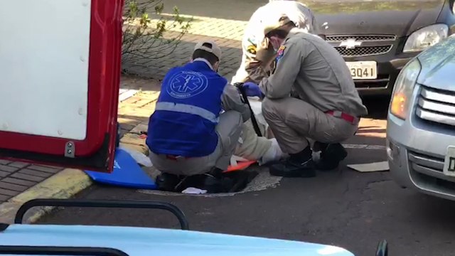 Após ser fechada por carro, motociclista sofre queda e quebra o braço no Ciro Nardi