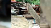 Artvin'de sağanak yağış ve heyelanlar nedeniyle 8 köy yolu ulaşıma kapandı
