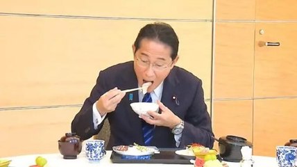 Japonya Başbakanı Fumio Kishida radyoaktif su boşaltılan denizden çıkan balığı yedi