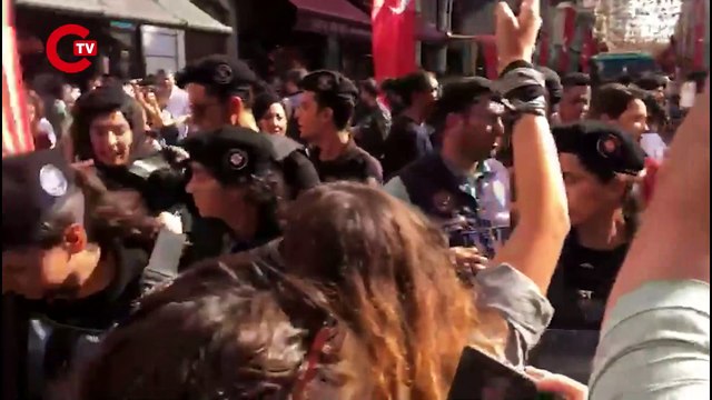 Taban ücret hakları için eyleme çıkan özel sektör öğretmenleri Taksim'de polis ablukasında