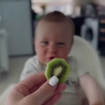 Découverte d'un Kiwi : Les Expressions Surprises d'un Bébé