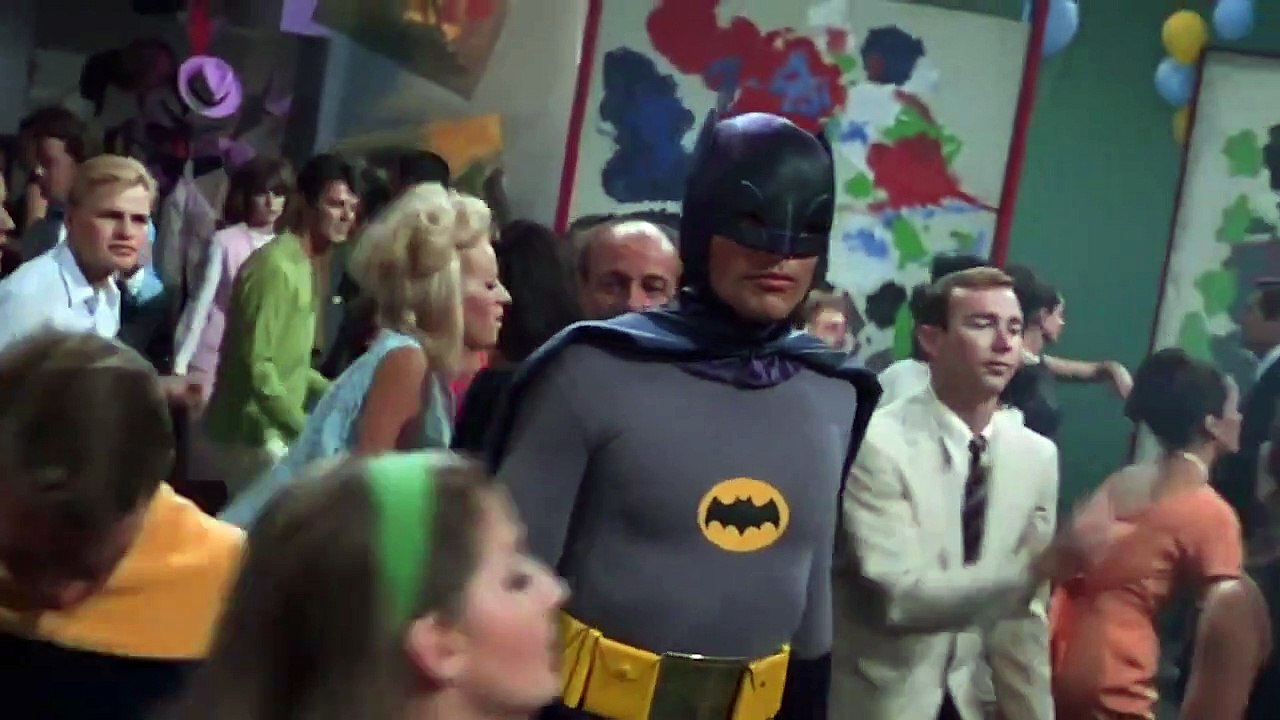 Batman se emborracha con un jugo de naranja y baila el Batusi _ Batman 1966