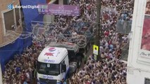 Cerca de 18.000 personas toman Buñol para teñir las calles de rojo en su Tomatina