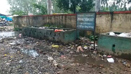 खाद बनाने वाली यूनिटों के बाहर लगा कचरे का ढेर