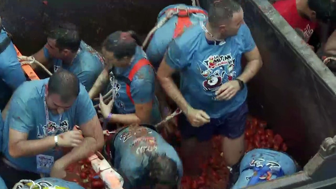 Cerca de 18.000 personas toman Buñol para teñir las calles de rojo en su Tomatina