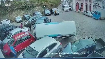 Carro desgovernado atinge kombi em Ouro Preto e faz uma vítima