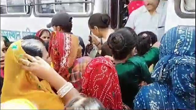 So that Rakhi decorated on the wrist of brothers, they were given freedom from the bondage of duty on Rakshabandhan, SP declared holiday and gave gift to women policemen on Rakshabandhan.