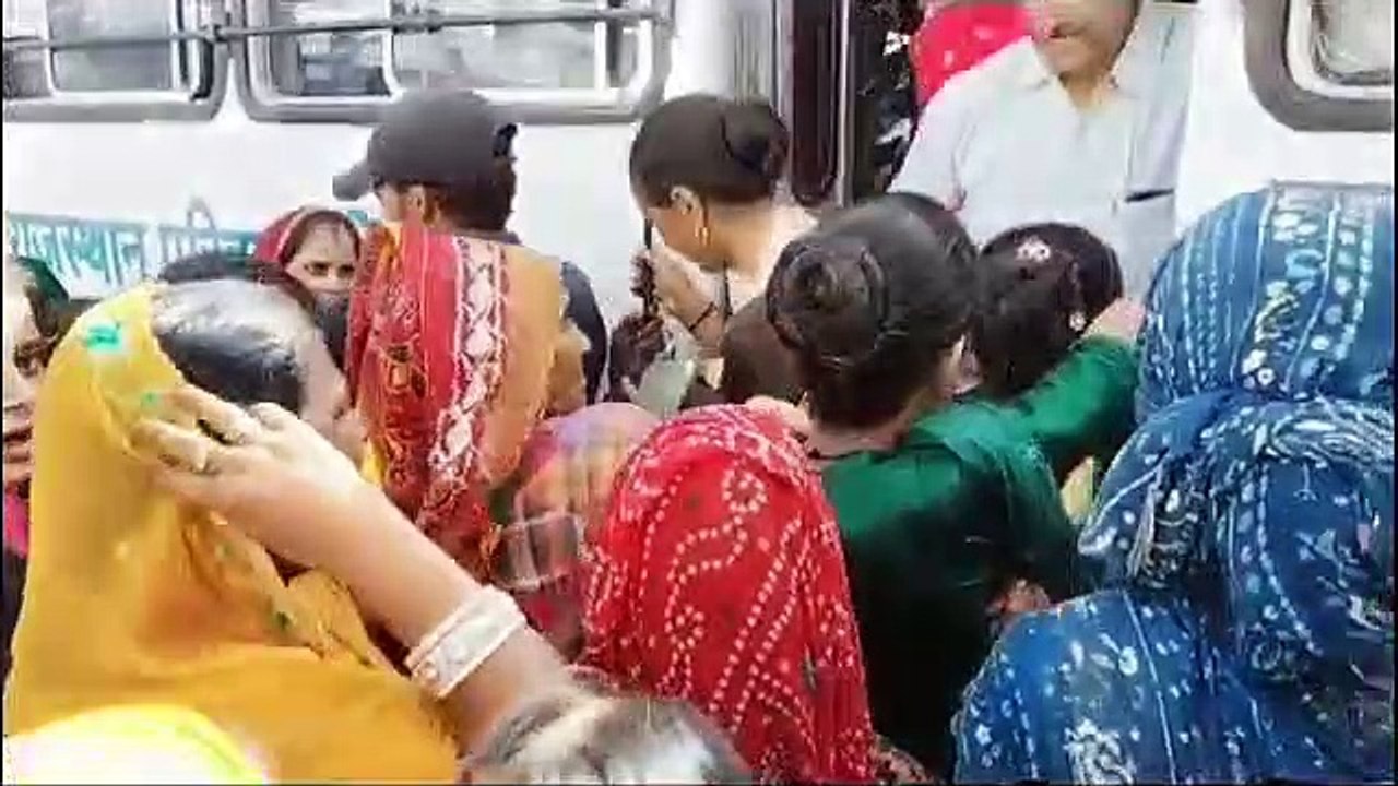 So that Rakhi decorated on the wrist of brothers, they were given freedom from the bondage of duty on Rakshabandhan, SP declared holiday and gave gift to women policemen on Rakshabandhan.
