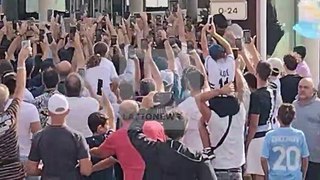 Lazio, Guendouzi è a Roma: bagno di folla a Ciampino