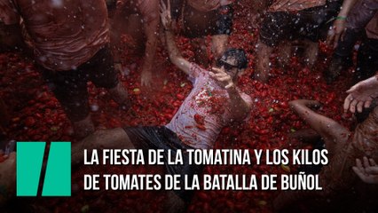 El rojo colorea el pueblo español de Buñol en una Tomatina internacional y multitudinaria