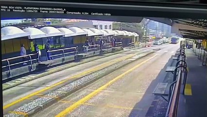 Vídeo mostra acidente envolvendo biarticulado no Terminal Boa Vista, em Curitiba