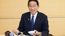 « C’est très bon » : le Premier ministre japonais se filme mangeant du poisson pêché à Fukushima