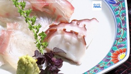 El primer ministro japonés, Fumio Kishida, come "delicioso" pescado de Fukushima