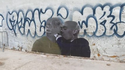 Un beso forzado entre Rubiales y el exboxeador Mike Tyson